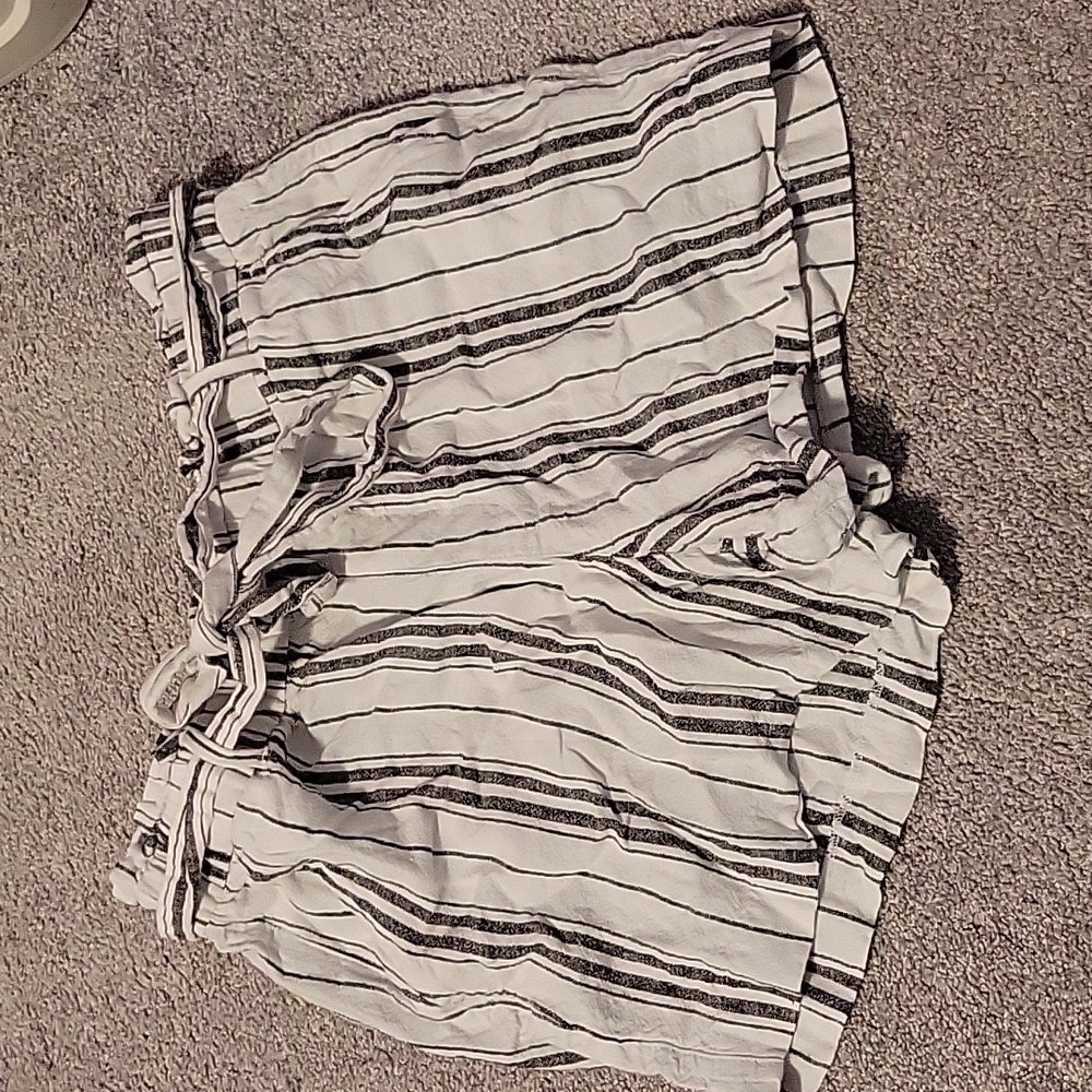 Linen Tie High-Waist Shorts